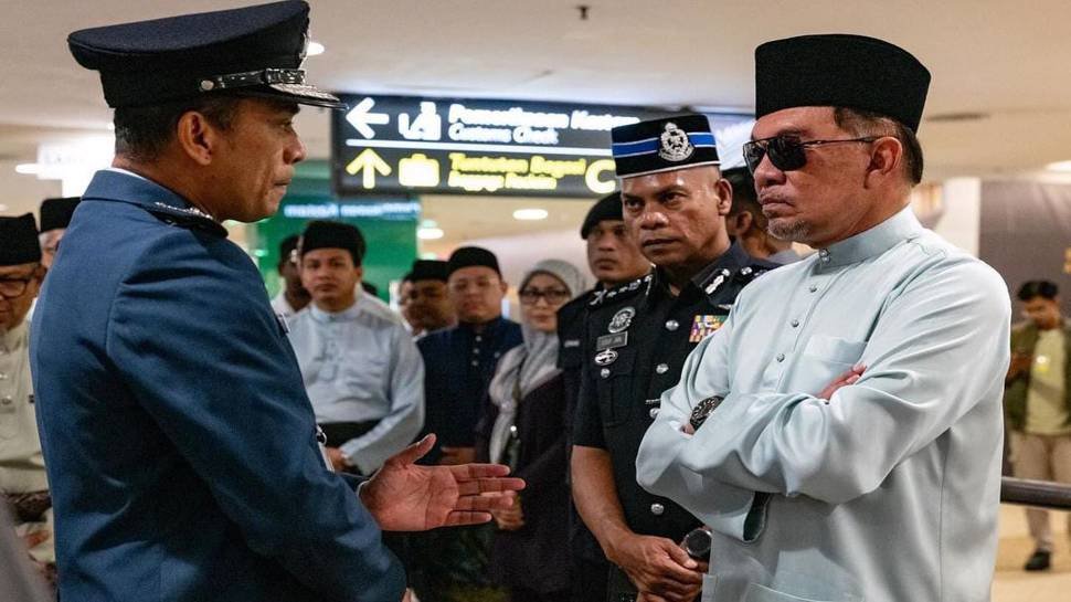 Anwar Ibrahim, Penang International Airport, MACC, Azam Baki