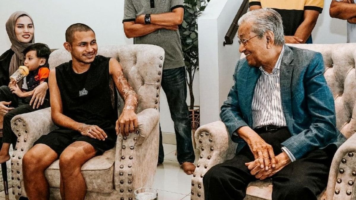 Footballer Faisal Halim Gets Surprise Visit from Tun Mahathir Days After Brutal Acid Attack