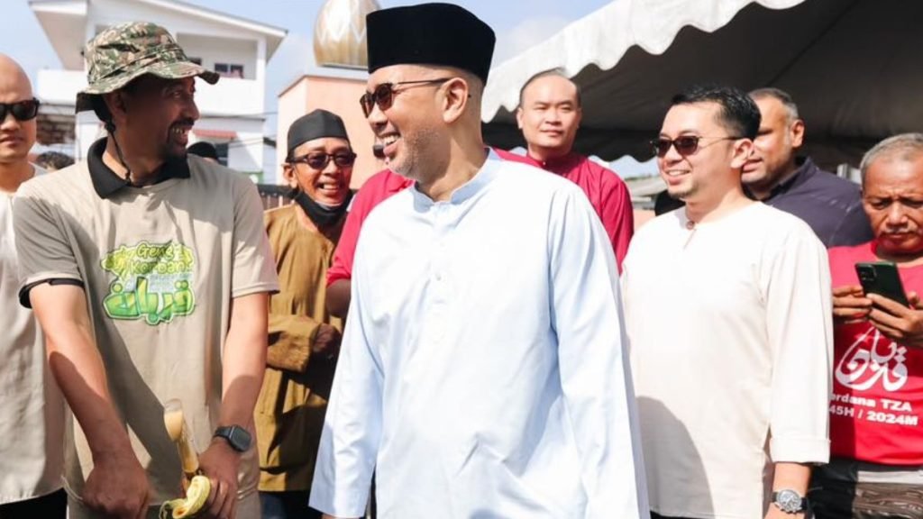 Klang: Zafrul Slammed For Political Banner At Mosque 'Korban' Event - What Are The Legal Implications?