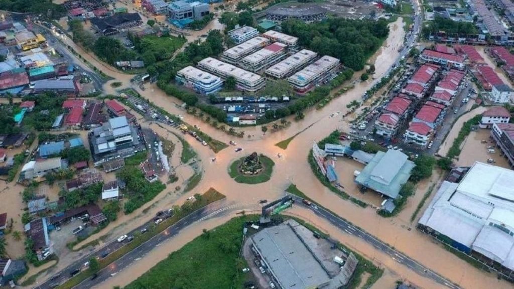 Flood In Penampang District: 1 dead, Over 100 displaced, Female Victim’s Body Found